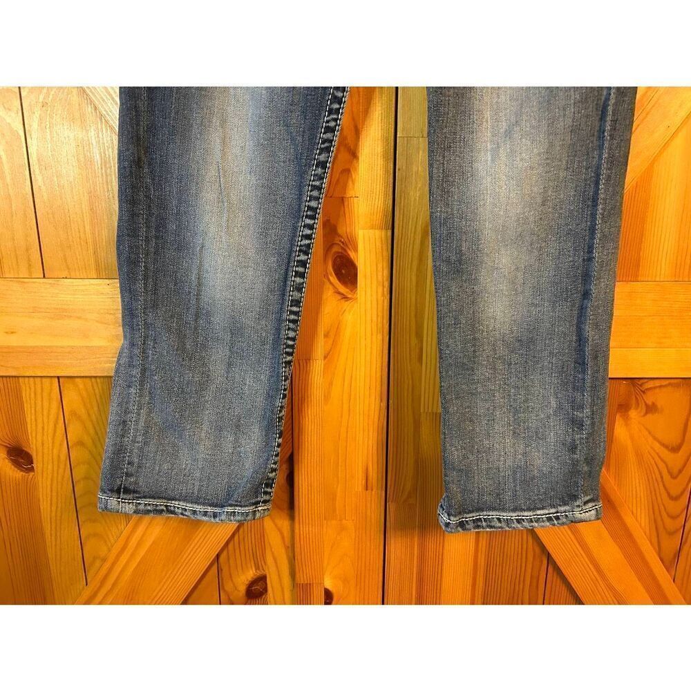 MAURICES PREMIUM Womens Medium Wash Distressed Cropped Jeans Size 5/6 (5166) - Picture 3 of 5